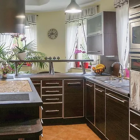 Three-bedroom In Apartman
